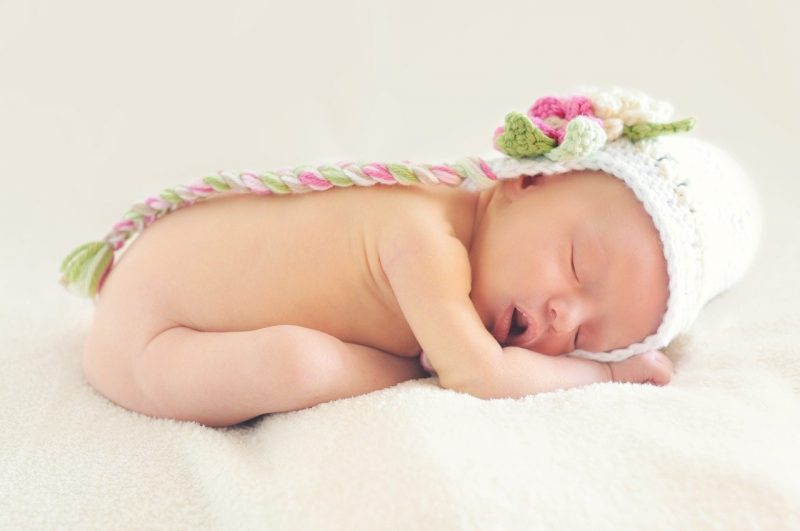 newborn sleeps with mouth open