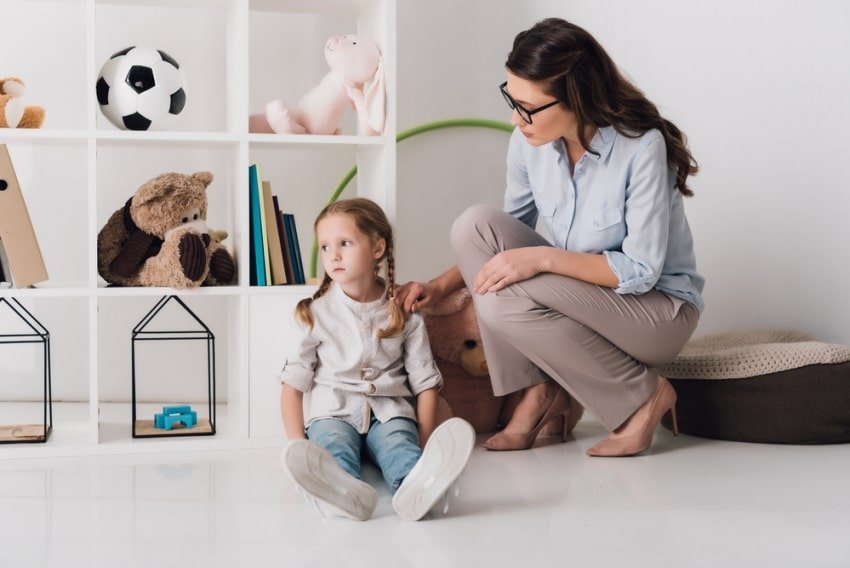 child with a psychologist