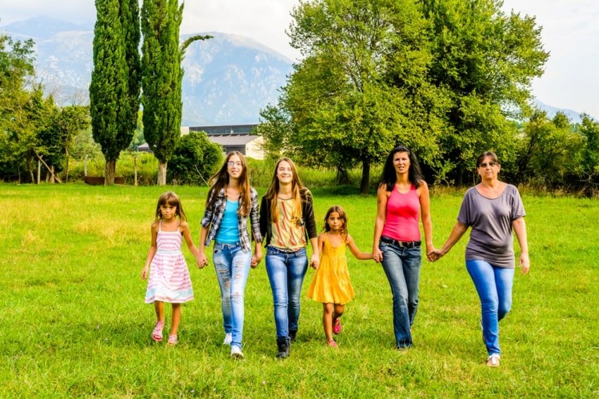 familie van vrouwelijke leden die wandelen