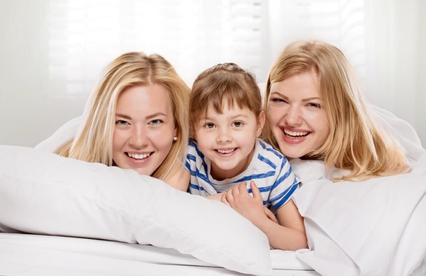 madre con su hermana y su hijo